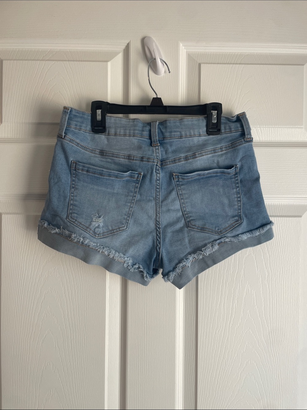 Light Wash Frayed Hem Stretchy Jean Shorts - Casual Summer Staple - Picture 3 of 5